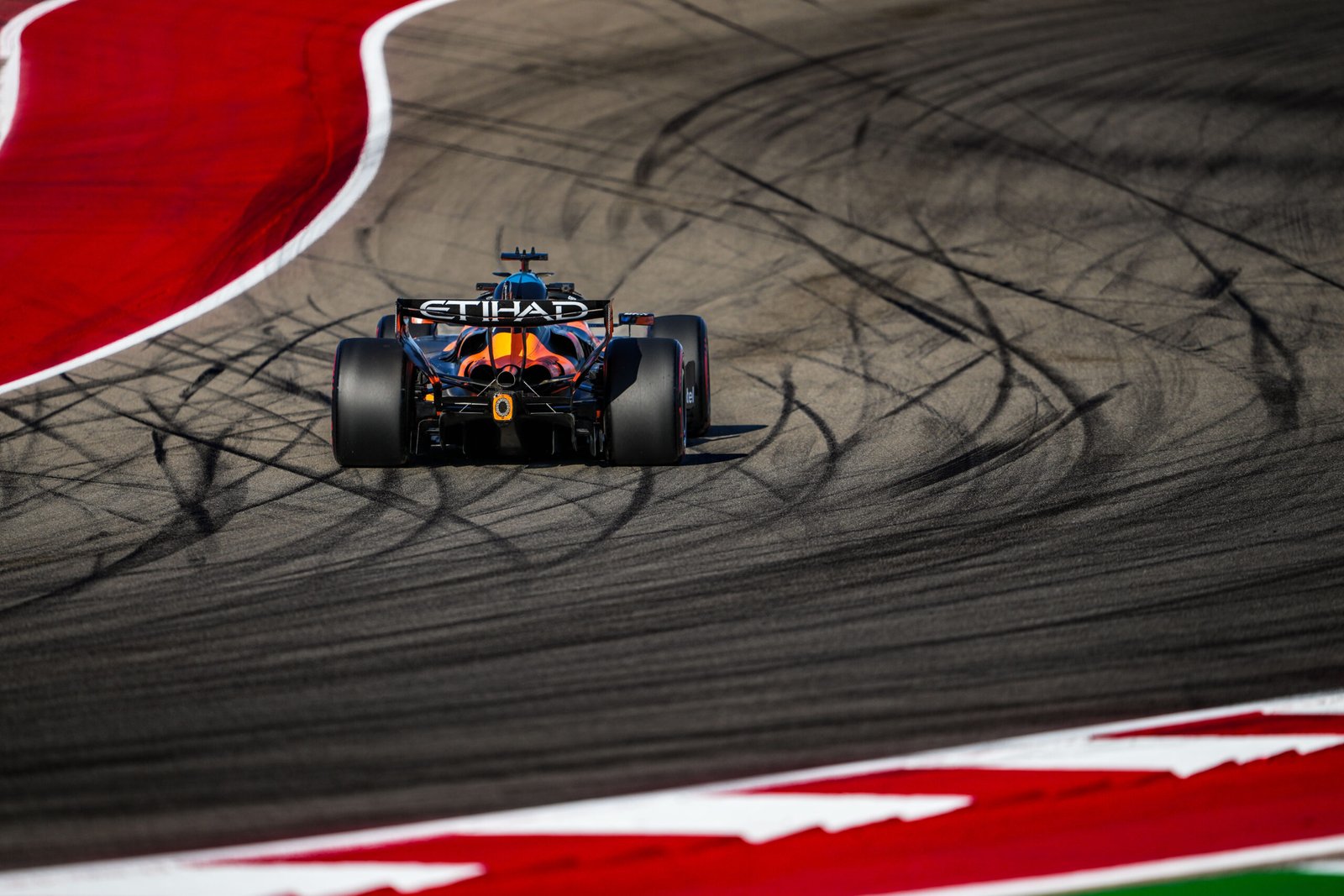 McLaren търси липсващата скорост в Остин след труден петък