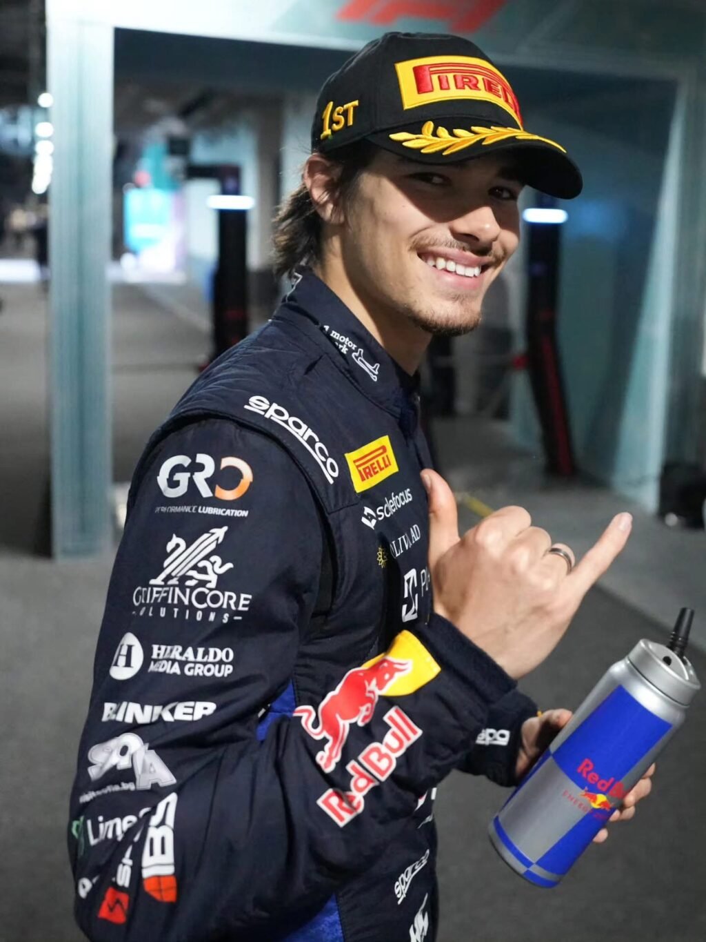 Никола Цолов с шапка Pirelli и състезателен екип на Campos Racing
