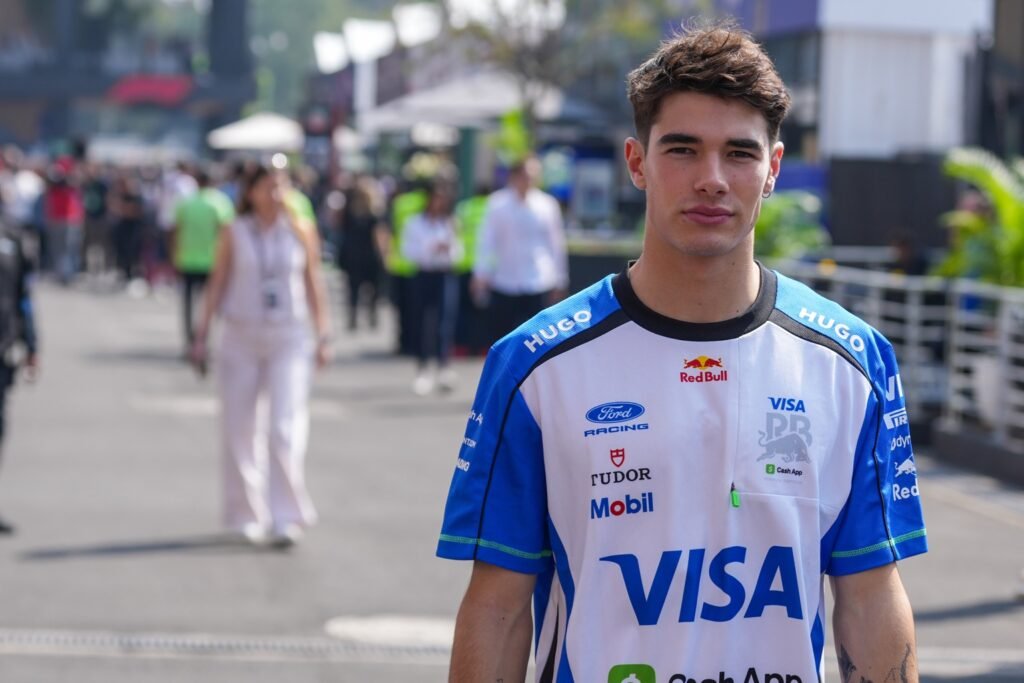 Никола Цолов в падока в Мексико с екип на Racing Bulls