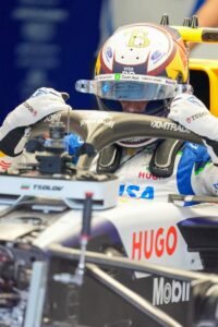 Никола Цолов в болида на Racing Bulls по време на първата свободна тренировка в Мексико