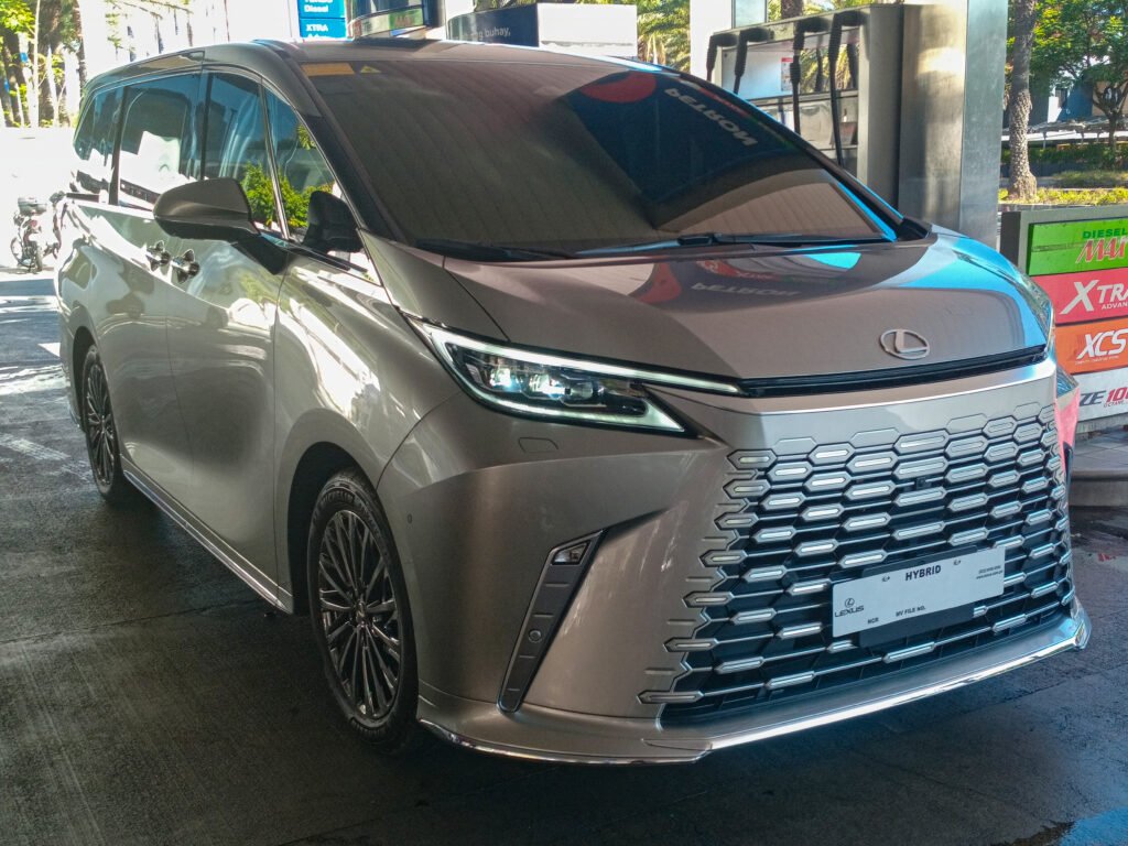 Lexus LM500h (CC BY-SA 4.0, Ethan Llamas, Wikimedia Commons)